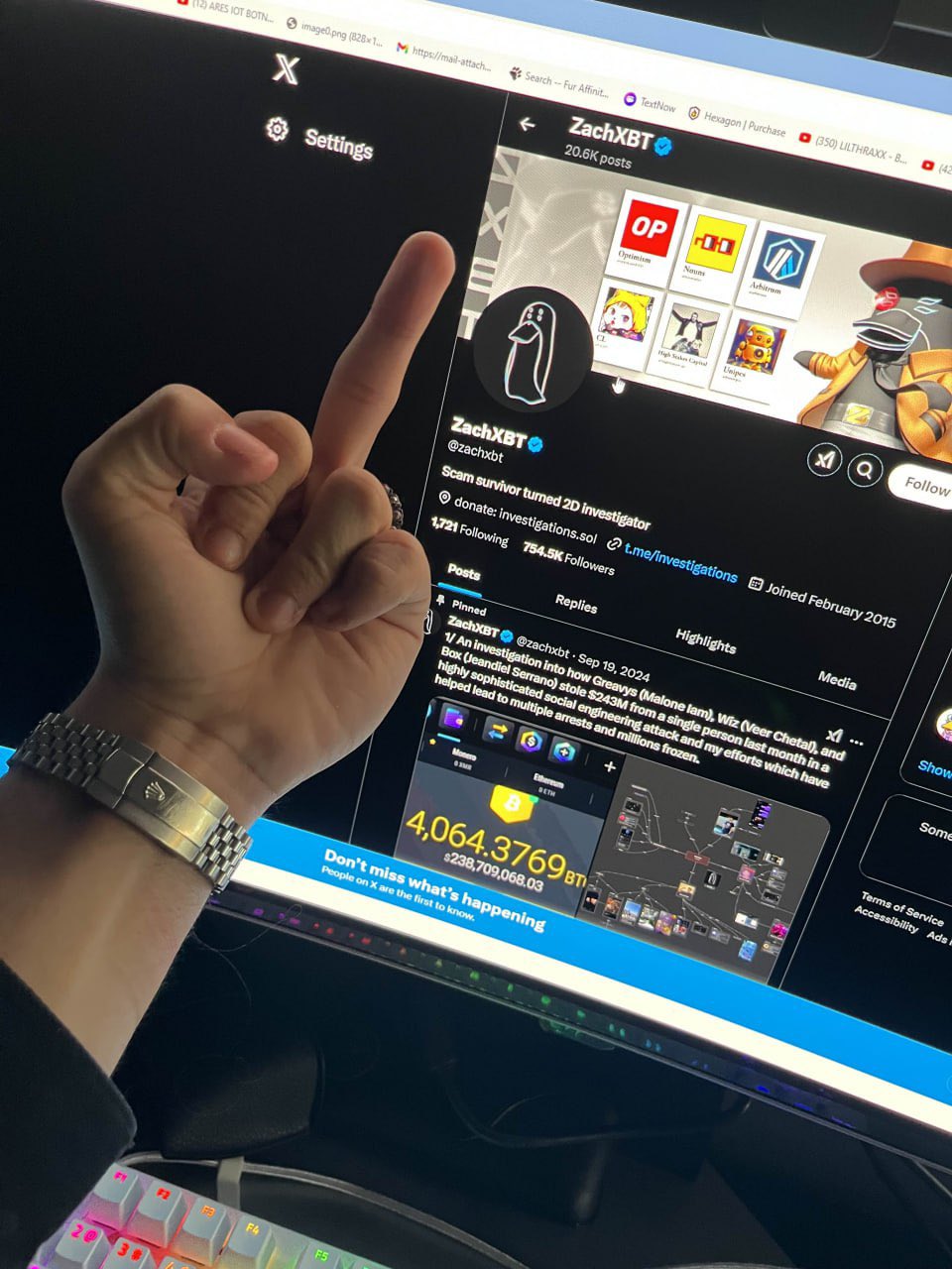 被抓到詐騙Coinbase用戶！騙子高調炫富不知廉恥，還對偵探比中指