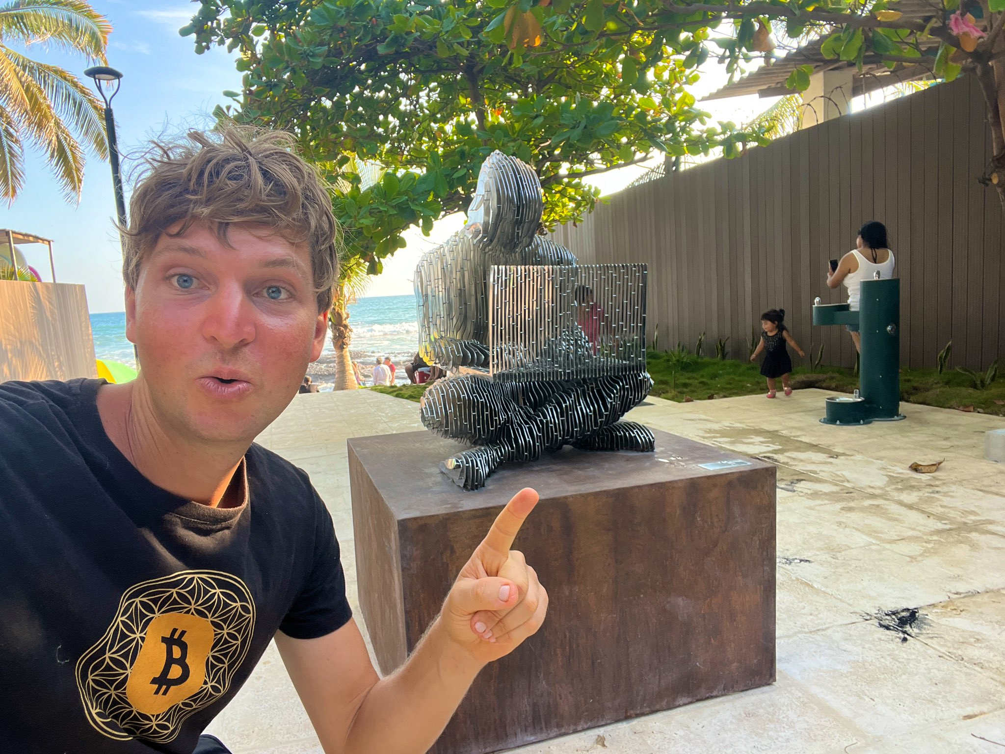 全球第二座中本聰雕像！薩爾瓦多打造比特幣海灘，抱緊523萬鎂BTC